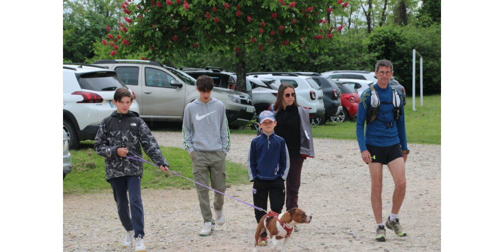 Des groupes et des familles ont bravé la grisaille pour marcher au profit de la bonne cause.